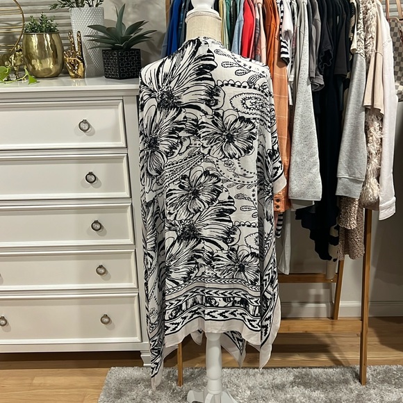 RACHEL Rachel Roy | Black and White Lightweight Wrap - Picture 3 of 9